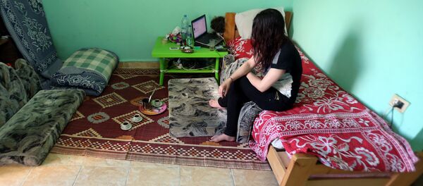 Бөлмөдө отурган кыз. Архив - Sputnik Кыргызстан