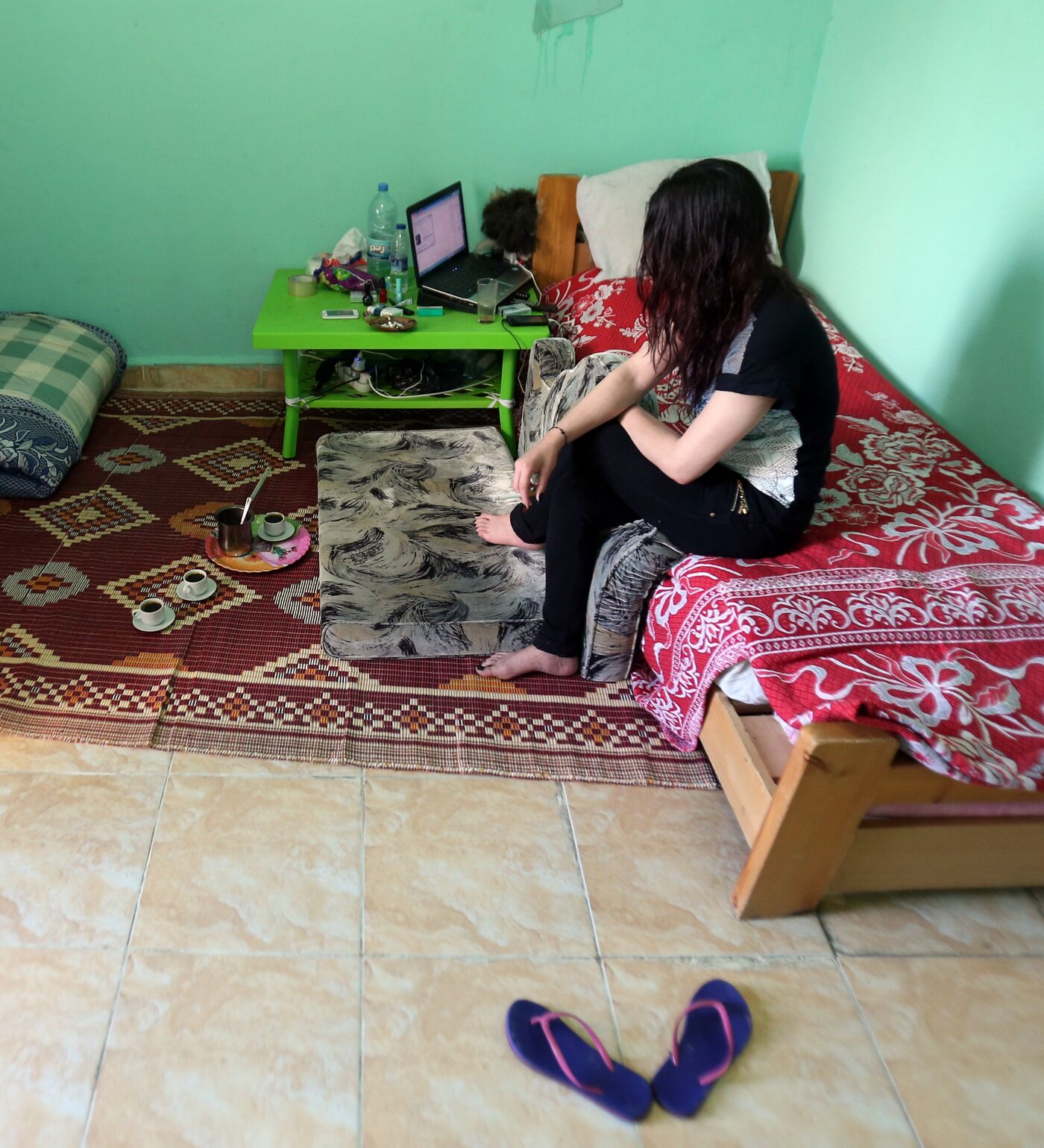 Avtomobillar va qizlarning samimiy fotosuratlari