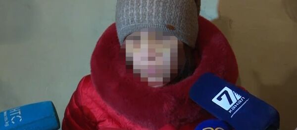 Баласын депкир менен сабаган келиндин сурак берүү учуру. Видео Баласын депкир менен сабаган келиндин сурак берүү учуру. Видео - Sputnik Кыргызстан