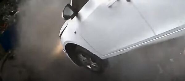 Водитель вылетел со второго этажа парковки, случайно нажав на газ, — видео - Sputnik Кыргызстан