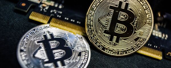 Сувенирные монеты с логотипами криптовалюты биткоин. Архивное фото - Sputnik Кыргызстан