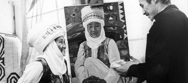 Алиман Жангорозова менен Сүймөнкул Чокморов. Залкарлардын таберик сүрөтү - Sputnik Кыргызстан