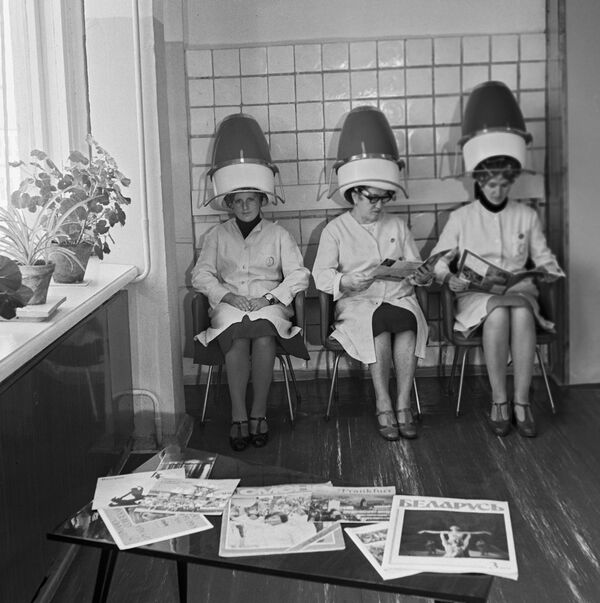 Женщины сидят в парикмахерской под сушилками для волос - Sputnik Кыргызстан