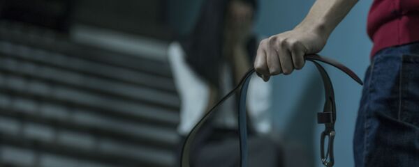 Колунда илгич кармап турган адам. Архив - Sputnik Кыргызстан