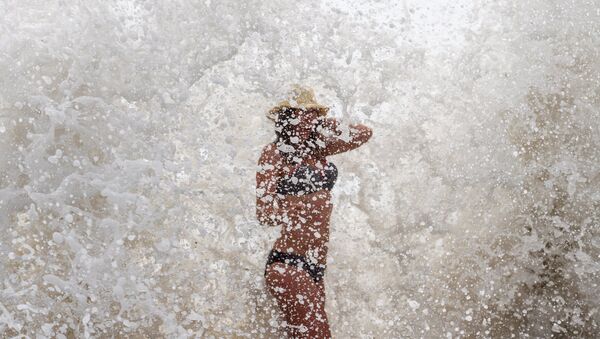 Девушка на пляже. Архивное фото - Sputnik Кыргызстан