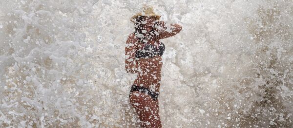 Девушка на пляже. Архивное фото - Sputnik Кыргызстан