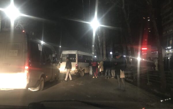 На пересечении улиц Абдрахманова и Токтогула столкнулись пассажирский микроавтоавтобус и легковое авто марки Subaru Forester - Sputnik Кыргызстан