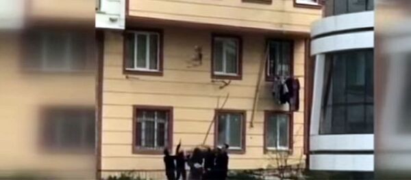 Ребенок выпал из окна, но его поймали, — видео спасения - Sputnik Кыргызстан