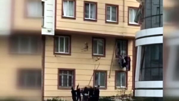 Ребенок выпал из окна, но его поймали, — видео спасения - Sputnik Кыргызстан