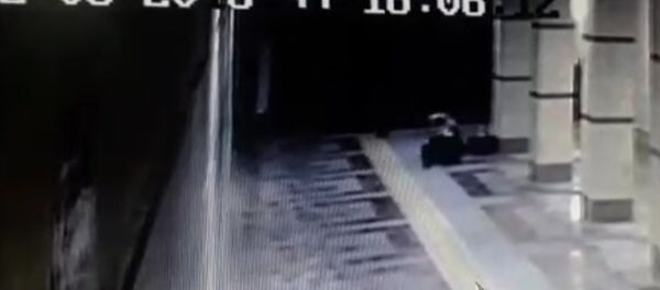 Кош бойлуу келин жер алдындагы өтмөктө кантип тайгаланып жыгылды. Видео - Sputnik Кыргызстан