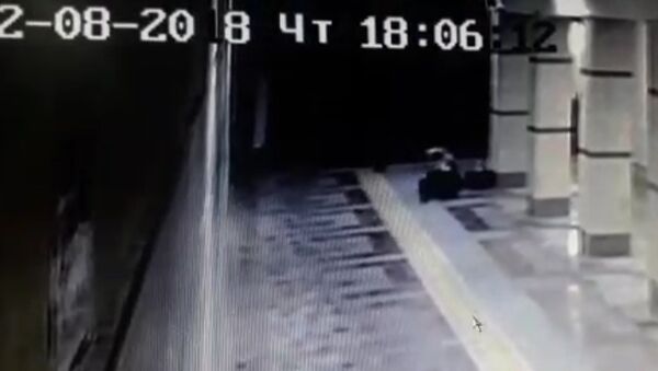 Беременная девушка поскользнулась и упала в подземке — видео - Sputnik Кыргызстан