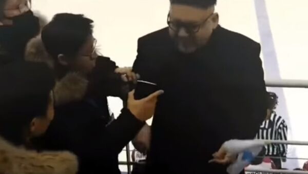 Двойник Ким Чен Ына напугал болельщиц из КНДР, станцевав перед ними, – видео - Sputnik Кыргызстан