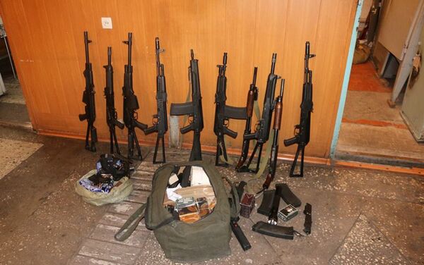 Около 680 сотрудников милиции проверили 41 объект, имеющий на хранении оружие, а также более 2 300 охотников-любителей и почти 2 000 граждан, имеющих разрешение на ношение и хранение газотравматического оружия - Sputnik Кыргызстан