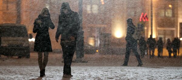 Көчөдө бараткан Москва шаарынын тургундары. Архив - Sputnik Кыргызстан