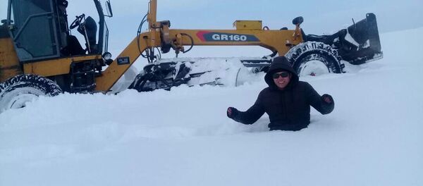 15-февралда түнү менен жааган кардын калыңдыгы Ысык-Көл районунун Чырпыкты айылынан Ананьево айылына чейин 15-20 сантиметр болсо, Түптө 20-30, Сары-Тологойдо 40 сантиметр, Сан-Таш айылында жарым метрге жетти 15-февралда түнү менен жааган кардын калыңдыгы Ысык-Көл районунун Чырпыкты айылынан Ананьево айылына чейин 15-20 сантиметр болсо, Түптө 20-30, Сары-Тологойдо 40 сантиметр, Сан-Таш айылында жарым метрге жетти - Sputnik Кыргызстан