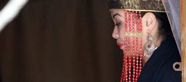 Улуттук кийим кийген кыз. Архив - Sputnik Кыргызстан