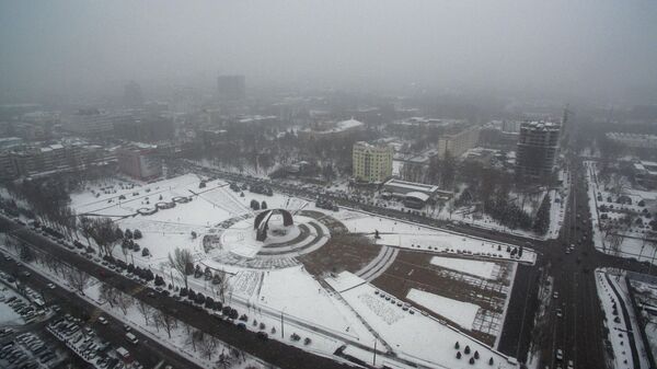Вид на площадь Победы с высоты птичьего полета во время снегопада. Архивное фото  - Sputnik Кыргызстан