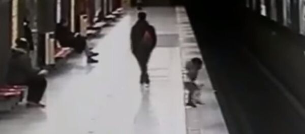 Миланда студент бөбөктү сакташ үчүн метронун жолуна секирген - Sputnik Кыргызстан