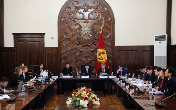 Премьер-министр Сапар Исаков провел рабочее совещание по обсуждению стратегии сотрудничества между Кыргызстаном и Всемирным банком на 2018–2023 годы - Sputnik Кыргызстан