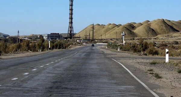 Дорога в Учкудук выглядит пустынной — немного желающих жить и работать в этом суровом краю - Sputnik Кыргызстан