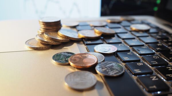 Монеты на клавиатуре ноутбуке. Архивное фото - Sputnik Кыргызстан
