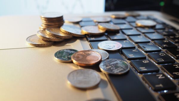 Монеты на ноутбуке. Архивное фото - Sputnik Кыргызстан