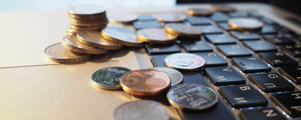Монеты на ноутбуке. Архивное фото - Sputnik Кыргызстан