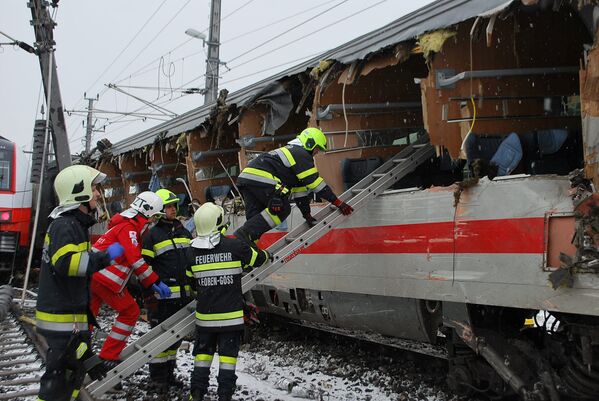 Куткаруучулар Никласдорфтогу (Австрия) эки поезд кагышкан жерде иштеп жатат. Кырсык бир кишинин өмүрүн алып, 22 адамды жарадар кылган - Sputnik Кыргызстан