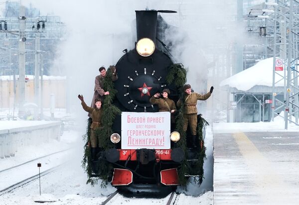 Жеңиш жолу менен Ленинградга келген биринчи поезд реконструкциядан кийин - Sputnik Кыргызстан