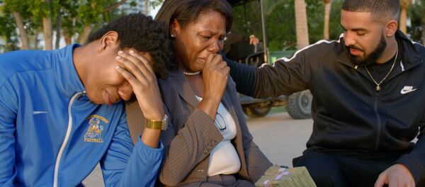 Рэпер Drake раздал народу миллион долларов — видео - Sputnik Кыргызстан