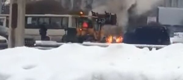 Горящий автомобиль в центре Петербурга потушил экскаватор — видео - Sputnik Кыргызстан