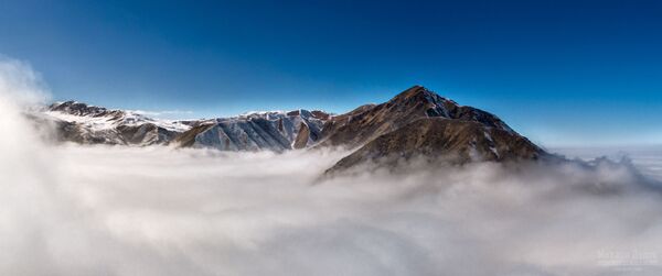 Фотофакт: красота над Бишкеком — вид на гору с высоты облаков - Sputnik Кыргызстан