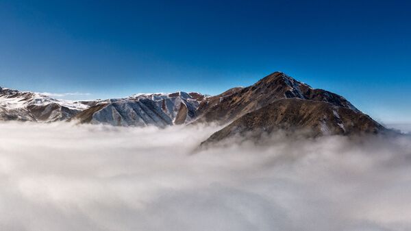 Фотофакт: красота над Бишкеком — вид на гору с высоты облаков - Sputnik Кыргызстан