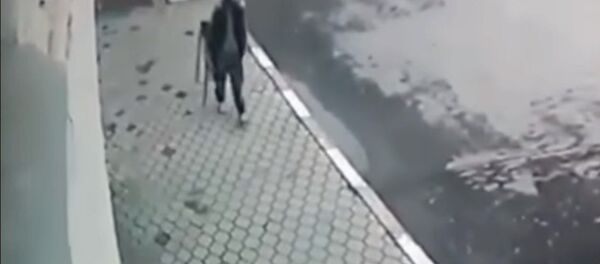 Дагестандагы атылган мылтыктын, бөкчөңдөп чуркаган кемпирдин видеосу - Sputnik Кыргызстан