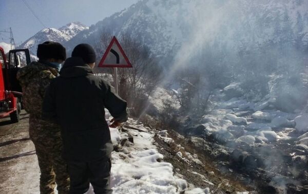 На 238-м километре автотрассы Бишкек — Ош бензовоз упал в реку, после чего полностью сгорел - Sputnik Кыргызстан
