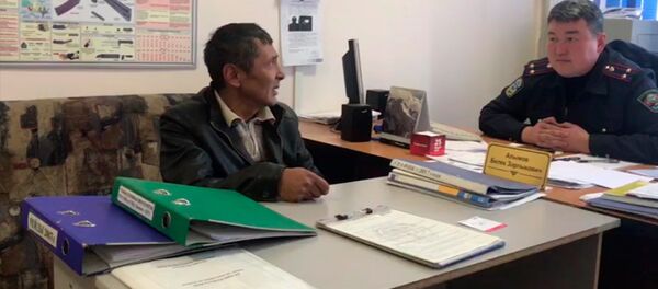 Планшеттен видео көрүп бараткан маршрутканын айдоочусу 200 сомдук айып тартты - Sputnik Кыргызстан