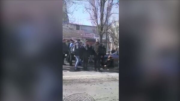 В Бишкеке женщину сбили на зебре — видео после ДТП - Sputnik Кыргызстан
