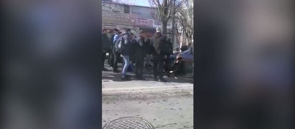 В Бишкеке женщину сбили на зебре — видео после ДТП - Sputnik Кыргызстан