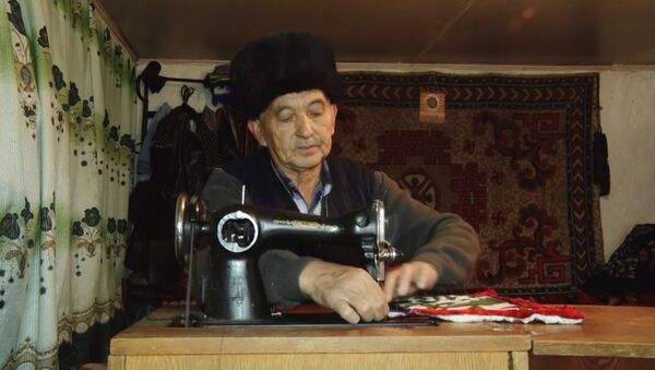 Баткен: 70 жаштагы аксакал Козубай Маматов кыздарга сеп даярдап, жууркан каптайт - Sputnik Кыргызстан