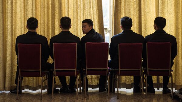 Сотрудники китайской службы охраны во время визита президента США Дональда Трампа. 9 ноября 2017 года. - Sputnik Кыргызстан