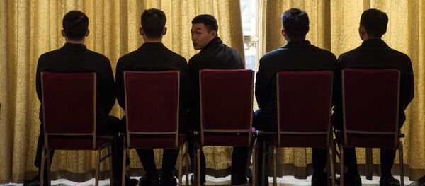 Сотрудники китайской службы охраны во время визита президента США Дональда Трампа. 9 ноября 2017 года. - Sputnik Кыргызстан