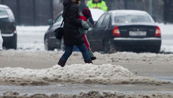 Женщина с ребенком переходит дорогу. Архивное фото - Sputnik Кыргызстан