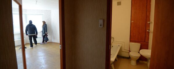 Эркек менен аял турак үйдүн батирлерин карап жаткан убакытта. Архив - Sputnik Кыргызстан