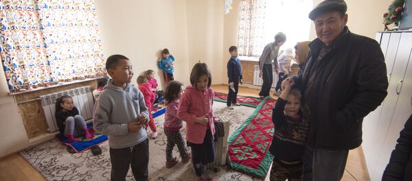 Иса Өмүракунов балдары менен. Архив - Sputnik Кыргызстан