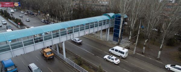 Надземный пешеходный переход на улице Шабдан Баатыра возле рынка Мадина в Бишкеке. Архивное фото - Sputnik Кыргызстан