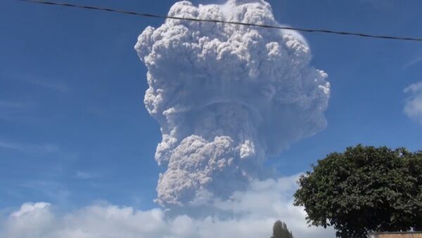 Извержение вулкана в Индонезии - Sputnik Кыргызстан