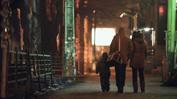 Семья гуляет по улице в холодную погоду. Архивное фото - Sputnik Кыргызстан