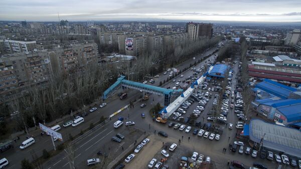 Надземный пешеходный переход возле рынка Мадина - Sputnik Кыргызстан