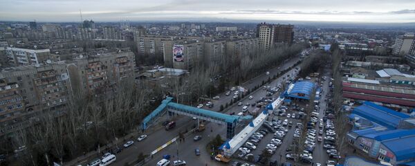 Надземный пешеходный переход возле рынка Мадина - Sputnik Кыргызстан