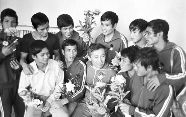 Тренер сборной команды молодежи Киргизии Сарыгул Чекиров и вьетнамские спортсмены - Sputnik Кыргызстан